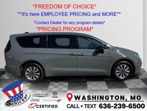 New 2025 Chrysler Pacifica Select w/ Uconnect Theater Family Group