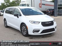 New 2025 Chrysler Pacifica Select