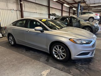 Used 2017 Ford Fusion SE w/ Fusion SE Technology Package image 1