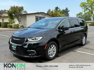 Used 2025 Chrysler Pacifica Select image 1