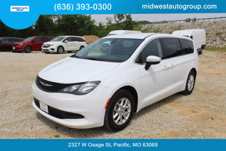 Used 2022 Chrysler Voyager LX image 1