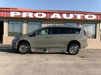 Used 2021 Chrysler Pacifica Touring-L image 1