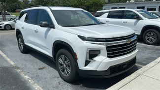 Used 2025 Chevrolet Traverse LT image 1