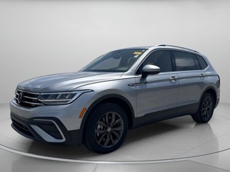 Used 2023 Volkswagen Tiguan SE w/ Panoramic Sunroof Package image 1