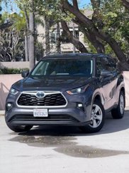 Used 2021 Toyota Highlander LE image 1