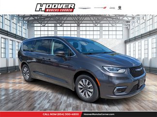 Used 2023 Chrysler Pacifica Touring-L image 1