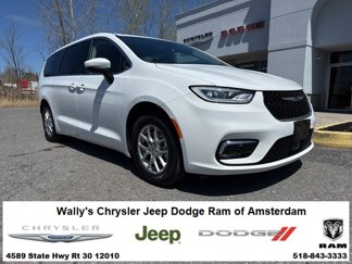 Used 2023 Chrysler Pacifica Touring-L image 1
