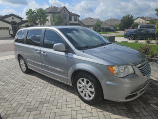 Used 2016 Chrysler Town & Country Touring image 1
