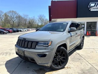 Used 2020 Jeep Grand Cherokee Laredo image 1