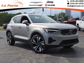 Used 2025 Volvo XC40 B5 Plus image 1