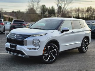 Used 2022 Mitsubishi Outlander SE image 1