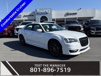 Used 2023 Chrysler 300 Touring L image 1