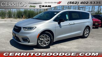 New 2024 Chrysler Pacifica Limited image 1
