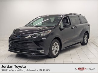 Used 2024 Toyota Sienna XLE image 1