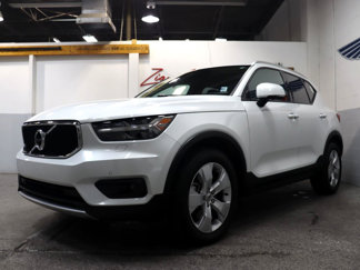 Used 2021 Volvo XC40 T5 Momentum image 1
