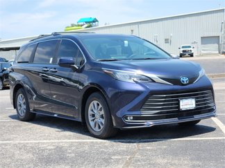 New 2025 Toyota Sienna XLE image 1