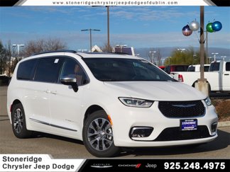 New 2025 Chrysler Pacifica Pinnacle image 1