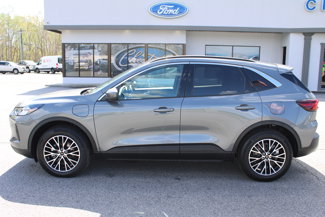 Used 2024 Ford Escape SE w/ Class II Trailer Tow Package image 1