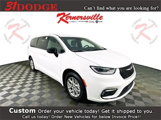 New 2025 Chrysler Pacifica Select w/ Uconnect Theater Family Group image 1