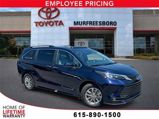Used 2025 Toyota Sienna XLE image 1