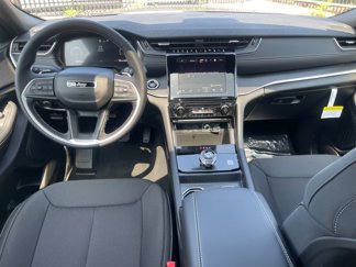 New 2025 Jeep Grand Cherokee L Laredo image 1