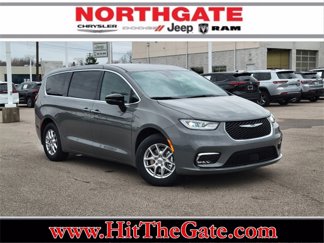 New 2025 Chrysler Pacifica Select image 1