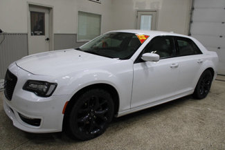 Used 2022 Chrysler 300 Touring L image 1