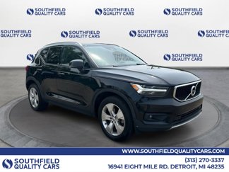 Used 2021 Volvo XC40 T5 Momentum image 1