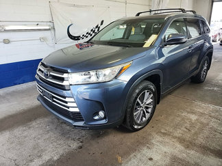 Used 2017 Toyota Highlander XLE image 1