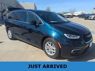 Used 2023 Chrysler Pacifica Touring-L image 1