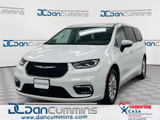 Used 2023 Chrysler Pacifica Touring-L image 1