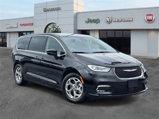 Used 2024 Chrysler Pacifica Limited image 1