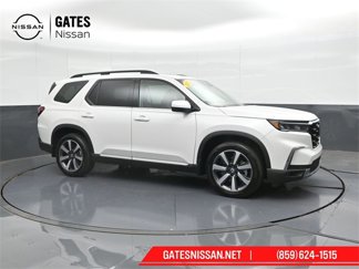 Used 2025 Honda Pilot Touring image 1