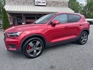 Used 2019 Volvo XC40 T4 Momentum image 1