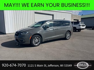 Used 2023 Chrysler Pacifica Touring-L image 1