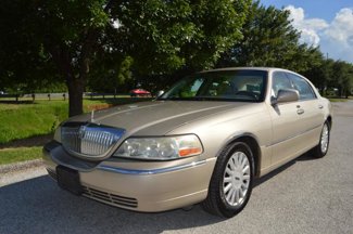 Used 2005 Lincoln Town Car Signature Limited image 1