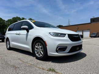 Used 2023 Chrysler Pacifica Touring-L image 1