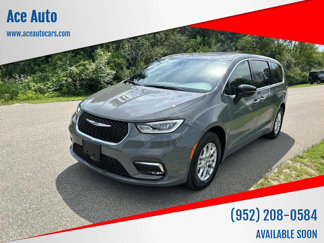 Used 2025 Chrysler Pacifica Select image 1