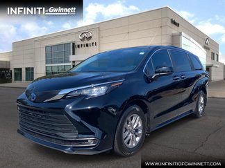 Used 2025 Toyota Sienna XLE image 1