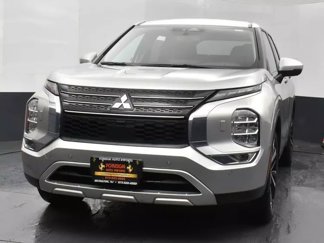 Used 2024 Mitsubishi Outlander SE image 1