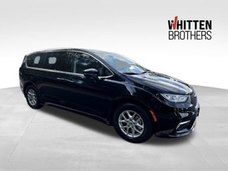 Used 2024 Chrysler Pacifica Touring-L image 1