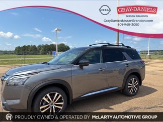 New 2025 Nissan Pathfinder Platinum image 1