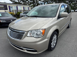 Used 2015 Chrysler Town & Country Touring image 1