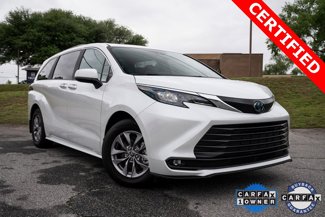 Certified 2025 Toyota Sienna XLE image 1