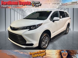 Used 2025 Toyota Sienna LE image 1