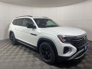 New 2025 Volkswagen Atlas Peak Edition SE image 1