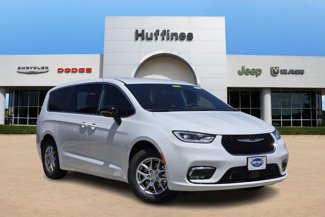 New 2025 Chrysler Pacifica Select image 1