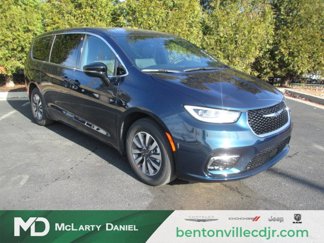 New 2025 Chrysler Pacifica Select w/ Uconnect Theater Family Group image 1