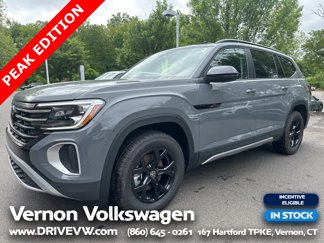 New 2025 Volkswagen Atlas Peak Edition SE image 1
