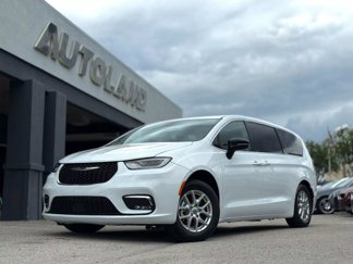 Used 2024 Chrysler Pacifica Touring-L image 1